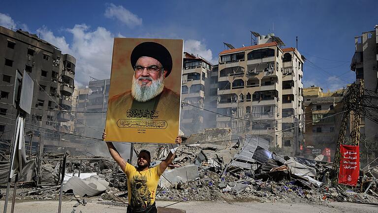 Nahostkonflikt - Libanon       -  Ein Anhänger mit einem Poster des getöteten Hisbollah-Generalsekretärs Nasrallah.