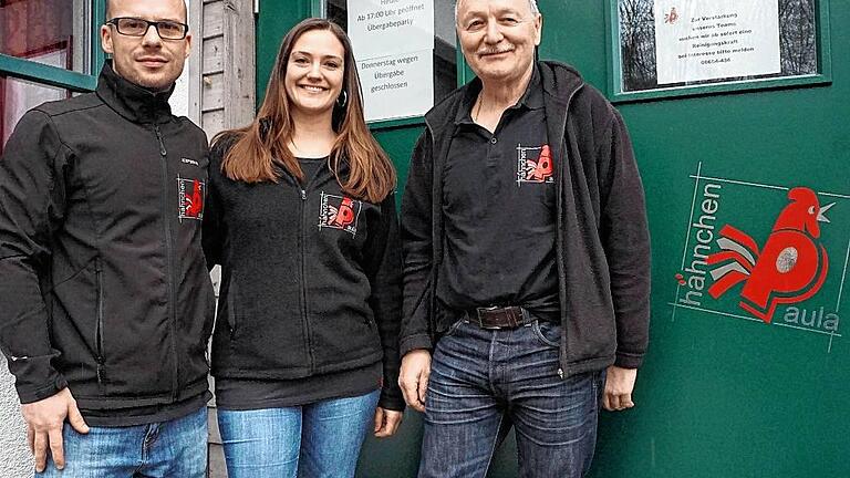 Die Neuen von der &bdquo;Hähnchen-Paula&ldquo;: Wolfgang Zebisch (rechts) übergibt den Betrieb Jahren an Sebastian Marek und Jennifer Stumpf.