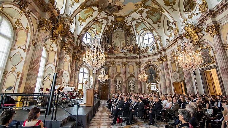 Nicht allen Klassikfreunden gilt der eher hallige Kaisersaal der Würzburger Residenz als geeigneter Konzertraum. Das Freiburger Barockorchester jedenfalls hatte am Freitag nicht die geringste Schwierigkeit, auch dem Zuhörer in Reihe 10 noch die feinste Verschrobenheit Haydns oder Mozarts knackig und farbig zu Bewusstsein zu bringen.