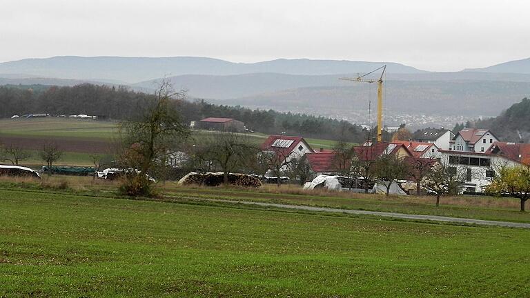 Die Bauplätze im Strahlunger Baugebiet Zehnt III sind alle verkauft. Das Foto zeigt die Fläche vor der Bebauung, mit Blick in die Rhön.