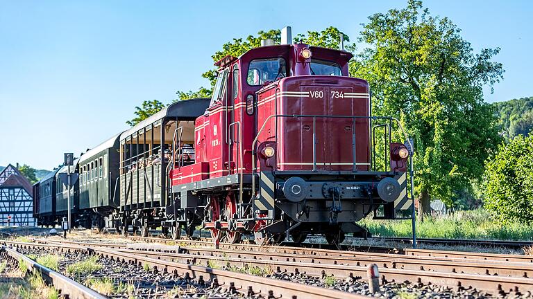 Das Rhön-Zügle stand am Samstag,&nbsp; 1. Juli, abfahrbereit in Fladungen am Bahnhof. Anlässlich der Fladungen Classics galt für die nostalgische Bahn ein Sonderfahrplan.