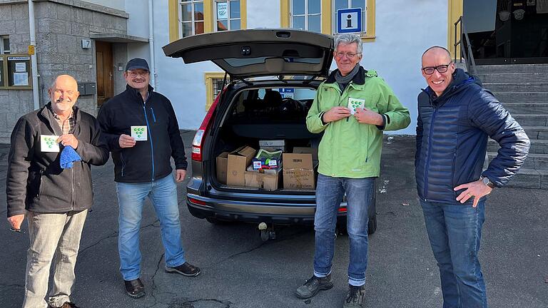 Die ehrenamtlich tätigen Wanderwegewarte für Randersacker Roland Marold (von links), Bruno Schmachtenberger, Gerd Böhmer und Ralf Röder mit ihrem Handwerkszeug beim Start im Rathaushof.
