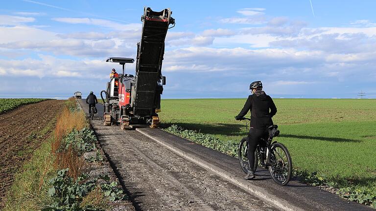 Und plötzlich ist der neue Radweg wieder weg: Kein Durchkommen gibt es derzeit für Radler auf der Strecke von Gerolzhofen nach Brünnstadt, auch wenn diese beiden im Bild die Baustelle verbotswidrig durchfahren. Am Montag hat eine Fachfirma den Asphalt auf über 300 Meter Länge abgefräst. Einen Tag später begannen die neuerlichen Bauarbeiten an dem Teilstück. Und plötzlich ist der neue Radweg wieder weg: Kein Durchkommen gibt es derzeit für Radler auf der Strecke von Gerolzhofen nach Brünnstadt, auch wenn diese beiden im Bild die Baustelle verbotswidrig durchfahren. Am Montag hat eine Fachfirma den Asphalt auf über 300 Meter Länge abgefräst. Einen Tag später begannen die neuerlichen Bauarbeiten an dem Teilstück.