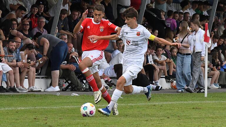 Das ist der Rimini-Cup in Hausen mit hochklassigem U15-Jugendfußball und prall gefüllter Tribüne. Unser Bild zeigt die Vorrundenpartie zwischen Benfica Lissabon und den FC Honved Budapest (0:0).       -  Das ist der Rimini-Cup in Hausen mit hochklassigem U15-Jugendfußball und prall gefüllter Tribüne. Unser Bild zeigt die Vorrundenpartie zwischen Benfica Lissabon und den FC Honved Budapest (0:0).