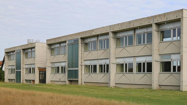 Nach dem Abriss der ehemaligen Hauptschule in Unterspiesheim sollte an dieser Stelle eigentlich die neue Grundschule gebaut werden. Nach dem vorläufigen Planungsstopp lässt die Gemeinde gerade prüfen, ob erhebliche Kosteneinsparungen möglich sind. Darunter ist auch eine überraschende Variante.