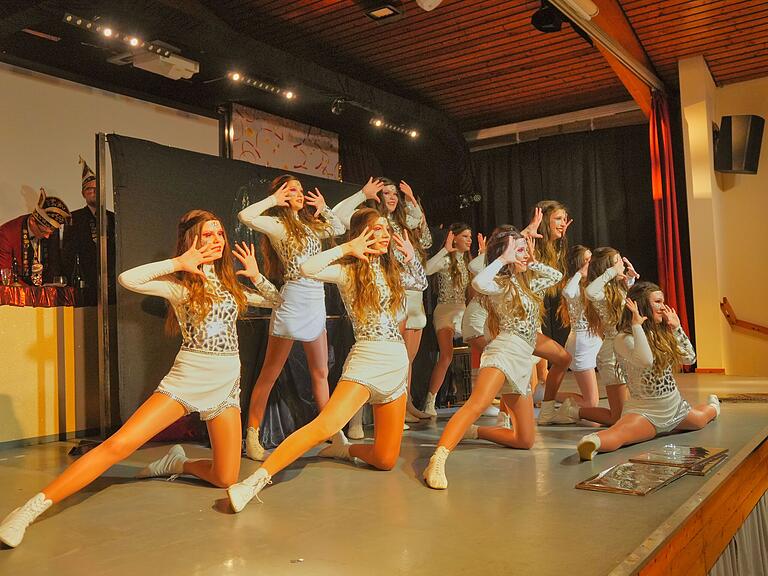 Erstmals stand die neu gegründete Jugendshowtanzgruppe beim OCV auf der Bühne und schlug mit 'Shining Stars - der Spiegel der Seele' auch gleich super ein. Erstmals stand die neu gegründete Jugendshowtanzgruppe beim OCV auf der Bühne und schlug mit 'Shining Stars - der Spiegel der Seele' auch gleich super ein.