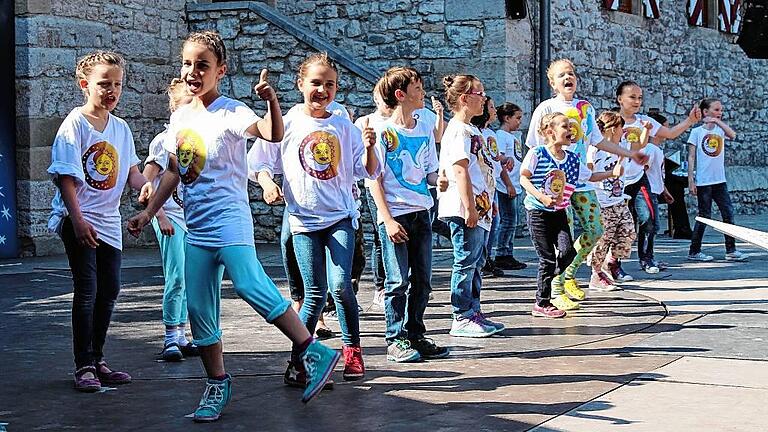 Der kleine Tag       -  Mit Begeisterung waren die Kinder der Grundschule bei ihrem Singspiel bei der Sache. Und so hatten nicht nur die Zuschauer im voll besetzten Schlosshof ihre Freude an der Aufführung, sondern auch sie selbst.