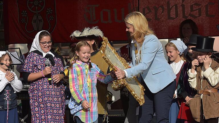 Die Kinder der Freiherr-von-Zobel-Schule spielten das historische Marktgeschehen nach und überreichten Bürgermeisterin Anette Schmidt die Markturkunde aus dem  Jahr 1699.