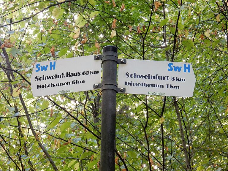 Wegzeichen gibt es nicht nur vom Rhönklub, sondern auch vorm Landkreis (Foto) und den Gemeinden.