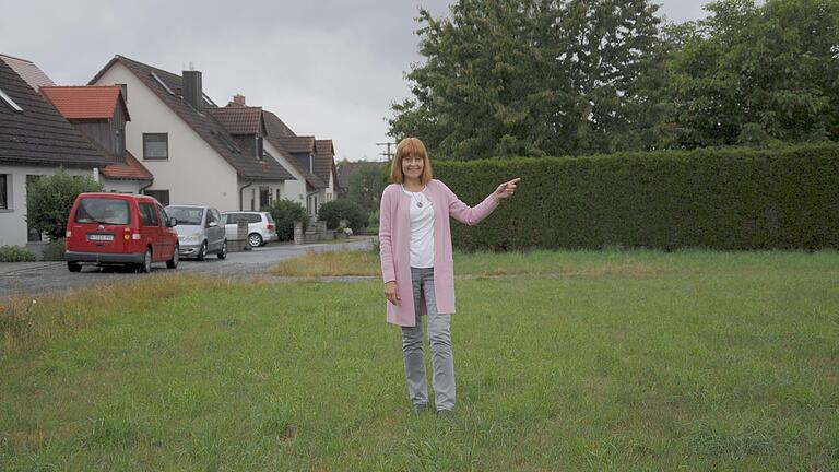 Noch zeigt Willanzheims Bürgermeisterin Ingrid Reifenscheid-Eckert auf eine Wiese. Dort in Hüttenheim sollen im Baugebiet Sommerried II bald 14 Bauplätze entstehen.