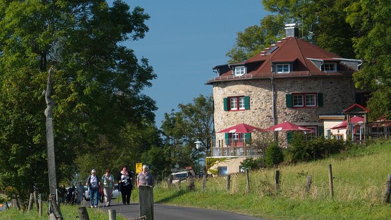 Eine runde Sache nach einer Wanderung: Eine Einkehr im Fuldaer Haus auf der Maulkuppe. Eine runde Sache nach einer Wanderung: Eine Einkehr im Fuldaer Haus auf der Maulkuppe.