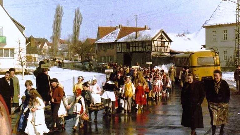 Bei diesem Faschingszug in den 1960-er Jahren fallen nicht nur die Märchenfiguren auf, sondern auch der gelbe Postbus. Bei diesem Faschingszug in den 1960-er Jahren fallen nicht nur die Märchenfiguren auf, sondern auch der gelbe Postbus.