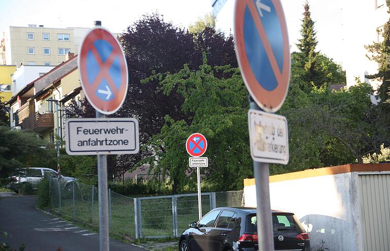 Im Bereich Alemannenstraße/Frankenweg in Kitzingen soll eine stattliche Zahl von Halteverbotsschilden verhindern, dass Fahrzeuge die Zufahrtswege für die Feuerwehr zuparken.