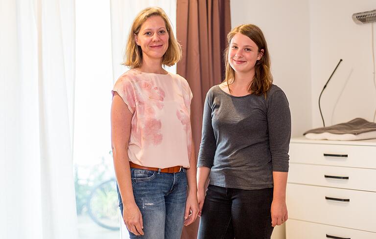 Die beiden Hebammen Kathrin Fleischmann (links) und Stephanie Ott sind glücklich, seit Ende März nun in den neuen Räumlichkeiten des MainGeburtshauses arbeiten zu können.