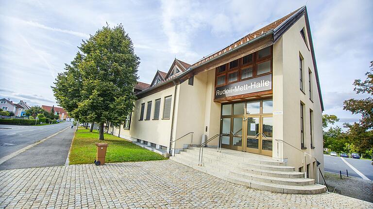 In der Rudolf-Mett-Halle (Stadthalle) in Königsberg entsteht das neue Impfzentrum für den Landkreis Haßberge.