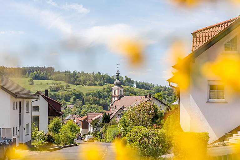 &nbsp;Blick in den Ortskern von Hilders mit der St. Bartholomäus-Kirche.