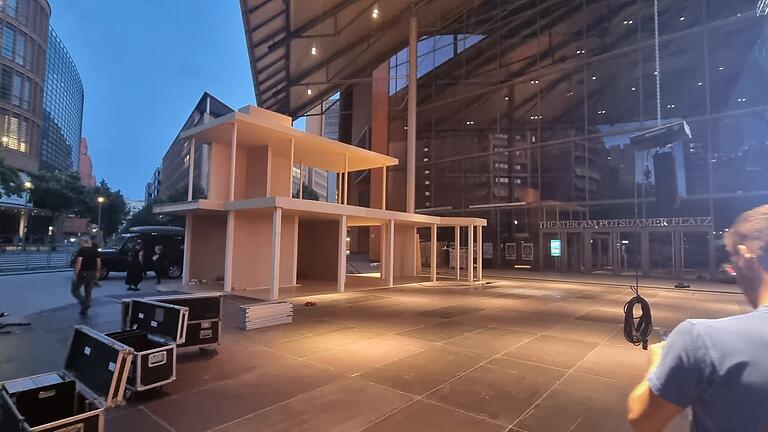Mitarbeiter der Rhöner Firma Holzbau Gutmann bauten das Haus vor Ort in Berlin in einem Tag auf. Mitarbeiter der Rhöner Firma Holzbau Gutmann bauten das Haus vor Ort in Berlin in einem Tag auf.