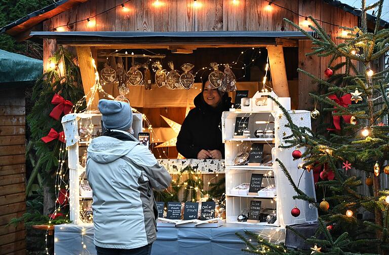 Die Standbetreiber dürften sich besonders über diejenigen gefreut haben, die sich den Besuch des Christbaumdorfs nicht durch den Regen wettmachen ließen. Die Standbetreiber dürften sich besonders über diejenigen gefreut haben, die sich den Besuch des Christbaumdorfs nicht durch den Regen wettmachen ließen.