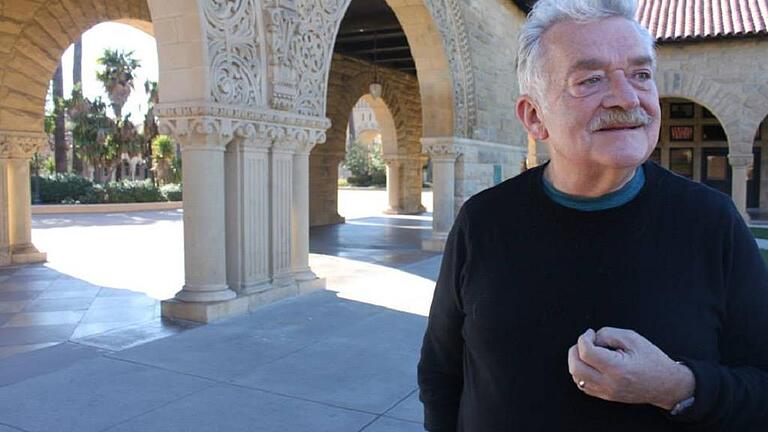 Professor Hans Ulrich Gumbrecht in Stanford's Quad. Der Literaturwissenschaftler und Literaturhistoriker lebt, lehrt und arbeitet seit fast 30 Jahren in den USA.