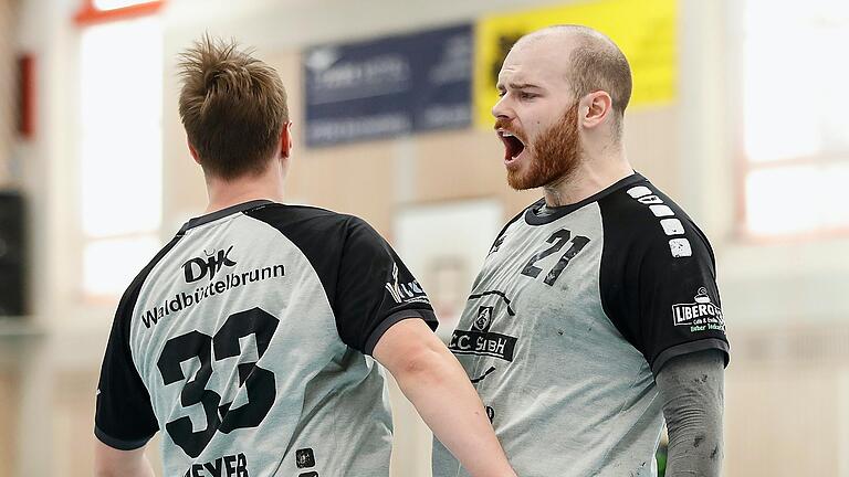 Sie hatten in der Bayernliga-Vorrunde am häufigsten Grund zum Jubeln: die Handballer der DJK Waldbüttelbrunn mit Lucas Meyer (links) und Timo Issing.