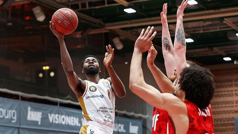 Bazoumana Koné am Ball im Dezember 2020 beim Gastspiel der Braunschweiger Löwen in Würzburg.