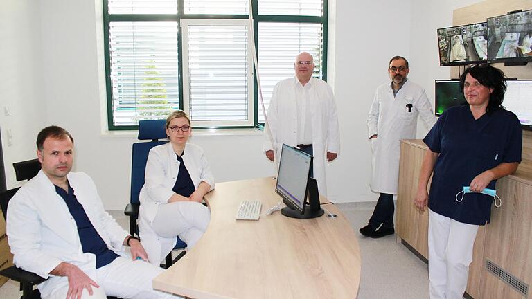 Das Epilepsie-Team am Rhön-Klinikum Campus vor der Videoüberwachungseinheit. Das Bild zeigt (von links) Marius Stan, Oberarzt der Klinik für Akutneurologie/Stroke Unit und neurologische Intensivmedizin, Irena Kirova, Tobias Knieß, Hassan Soda und Manuela Schneider-Heller, Leitung der Neurodiagnostik. Das Epilepsie-Team am Rhön-Klinikum Campus vor der Videoüberwachungseinheit. Das Bild zeigt (von links) Marius Stan, Oberarzt der Klinik für Akutneurologie/Stroke Unit und neurologische Intensivmedizin, Irena Kirova, Tobias Knieß, Hassan Soda und Manuela Schneider-Heller, Leitung der Neurodiagnostik.