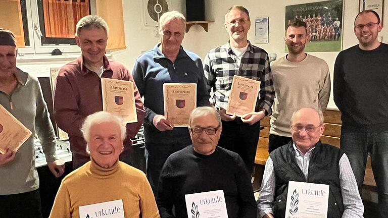 Unser Ehrungsfoto zeigt (hinten von links): Die Geehrten für 50 Jahre Mitgliedschaft Harald Schmitt, Peter Wischgoll, Thomas Köhler, und Thomas Reuß sowie Matthias Schumm (Vorstand Sport) und Florian Marx (Vorstand Öffentlichkeitsarbeit) und (vorn...       -  Unser Ehrungsfoto zeigt (hinten von links): Die Geehrten für 50 Jahre Mitgliedschaft Harald Schmitt, Peter Wischgoll, Thomas Köhler, und Thomas Reuß sowie Matthias Schumm (Vorstand Sport) und Florian Marx (Vorstand Öffentlichkeitsarbeit) und (vorne, von links) die Geehrten für 60 Jahre Mitgliedschaft Rainer Düsel, Günter Düsterwald und Helmut Rotschedl.