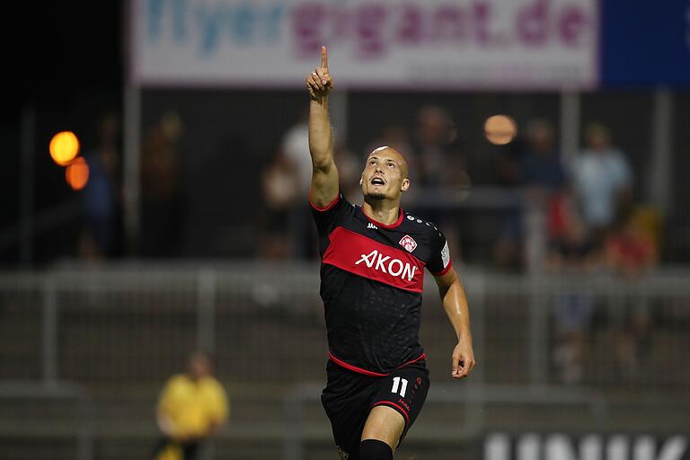 Alem Japaur sorgte mit seinem 2:0 in der Nachspielzeit für endgültige Entscheidung zugunster der Würzburger Kickers. Alem Japaur sorgte mit seinem 2:0 in der Nachspielzeit für endgültige Entscheidung zugunster der Würzburger Kickers.