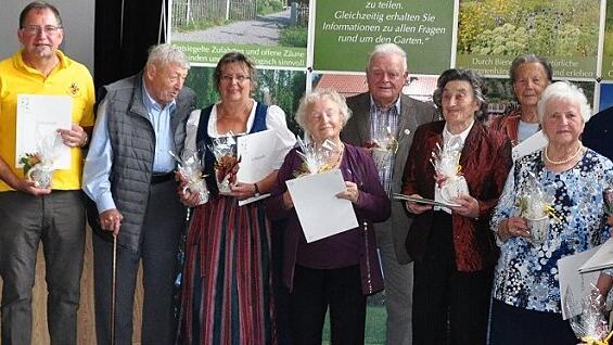 Für 35, 40 und 50 Jahre Treue zum Verein und zum Kreisverband sind diese Mitglieder geehrt worden. Dazu gratulierten Vorsitzender Michael Dros (links) und die stellvertretende Kreisvorsitzende des Kreisverbandes für Gartenbau und Landespflege Haßberge, Birgit Baier (rechts).