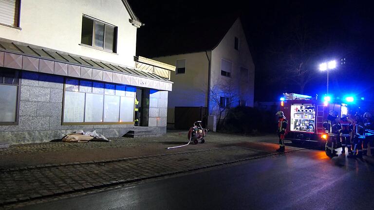Die große Schaufensterfront des Wohnhauses (links) zeugt von der früheren Nutzung als Verkaufsraum. Das Gebäude ist nur rund 80 Meter Luftlinie vom Feuerwehrhaus entfernt. Die große Schaufensterfront des Wohnhauses (links) zeugt von der früheren Nutzung als Verkaufsraum. Das Gebäude ist nur rund 80 Meter Luftlinie vom Feuerwehrhaus entfernt.
