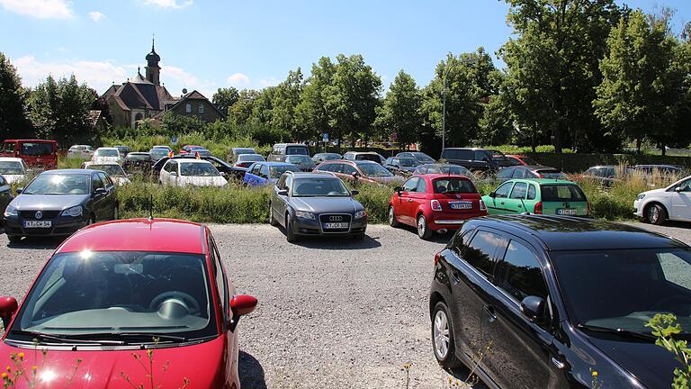 Für den wenig ansehnlichen Schotterparkplatz am Bleichwasen hat die Stadt eine Idee. Doch die geht richtig ins Geld.