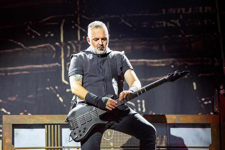 'Das ist einer von euch!' Für Samir Elflein war das Konzert ein Heimspiel, denn der Stahlzeit-Bassist stammt selbst aus Ebern.