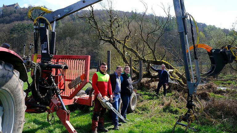 Präsentierten das Potenzial der Landwirtschaft zur Gehölzpflege an der Saale: Christoph und Albrecht Leurer, Anna-Maria Eid, Geschäftsführerin des Maschinenring Saale-Rhön GmbH, und BBV-Kreisobmann Edgar Thomas (von links).