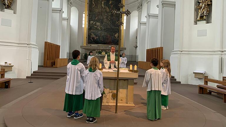 Pfarrer Müller begrüßt die neuen Ministranten in Stift Haug.