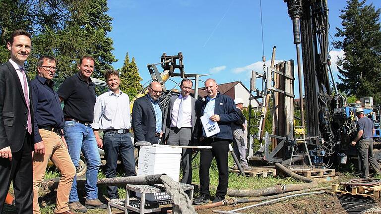 In dieser Woche werden die abschließenden Bohrungen für den Aufbau der innovativen Kaltwärmeversorgung im Baugebiet „Am Nützelbach“ im Süden Gerolzhofens vorgenommen. Das Bild zeigt dabei (von links): Bürgermeister Thorsten Wozniak, Stadtbaumeister Jens Pauluhn, Frank Piecha, Inhaber der Bohrfirma Geowell Erdwärme (Marl/Bichl), Frank von Brandis von der Firma Erdwärme Plus (Heinersreuth) sowie die ÜZ-Projektleiter Bernhard Bedenk und Alexander Wolf, die ÜZ-Chef Gerd Bock in die Mitte genommen haben. In dieser Woche werden die abschließenden Bohrungen für den Aufbau der innovativen Kaltwärmeversorgung im Baugebiet „Am Nützelbach“ im Süden Gerolzhofens vorgenommen. Das Bild zeigt dabei (von links): Bürgermeister Thorsten Wozniak, Stadtbaumeister Jens Pauluhn, Frank Piecha, Inhaber der Bohrfirma Geowell Erdwärme (Marl/Bichl), Frank von Brandis von der Firma Erdwärme Plus (Heinersreuth) sowie die ÜZ-Projektleiter Bernhard Bedenk und Alexander Wolf, die ÜZ-Chef Gerd Bock in die Mitte genommen haben.