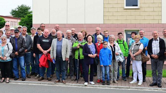 Wegen der militärischen Geheimhaltung wurde dieses Gruppenfoto der Ausflügler aus Rhön-Grabfeld an einem unverfänglichen Ort gemacht.  Oberleutnant Wittland (Zweiter von rechts) betreute die Besucher vom KFG während ihres Aufenthalts in der Werratal-Kaserne.