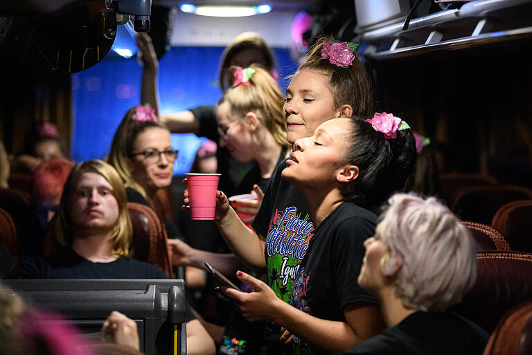 Auf der Heimfahrt im Bus feiern die „Fierce Athletics“ mit Sekt, Hugo und lauter Musik.