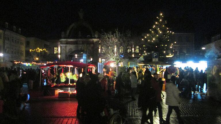 Auch am Altstadt-Advent auf dem Marktplatz und in den Straßen ist der Verein für Wirtschaft und Stadtmarketing beteiligt.  Fotos: Winfried Ehling       -  Auch am Altstadt-Advent auf dem Marktplatz und in den Straßen ist der Verein für Wirtschaft und Stadtmarketing beteiligt.  Fotos: Winfried Ehling