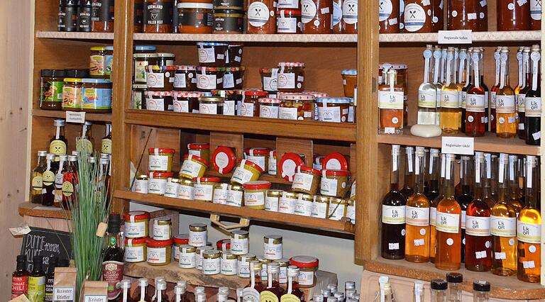 In Becks Laden ist zwar nicht alles Bio, dafür kommen alle Produkte aus der Region, zum Beispiel verschiedene Aufstriche oder Likör. In Becks Laden ist zwar nicht alles Bio, dafür kommen alle Produkte aus der Region, zum Beispiel verschiedene Aufstriche oder Likör.