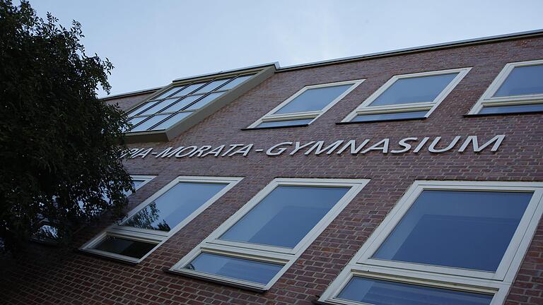 Das Olympia-Morata-Gymnasium in Schweinfurt schließt ab Montag wegen eines Corona-Falls. Das Gesundheitsamt Schweinfurt setzt sich mit möglichen Kontaktpersonen der erkrankten Lehrkraft in Verbindung. Das Olympia-Morata-Gymnasium in Schweinfurt schließt ab Montag wegen eines Corona-Falls. Das Gesundheitsamt Schweinfurt setzt sich mit möglichen Kontaktpersonen der erkrankten Lehrkraft in Verbindung.