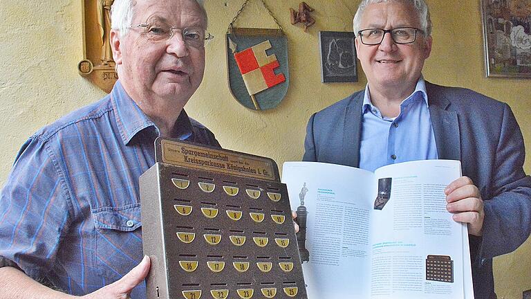 Bezirksheimatpfleger Professor Klaus Reder brachte Clemens Behr einen Ausstellungskatalog mit, in dem der Sparschrank der Sparkasse Königshofen im Grabfeld gezeigt und erläutert wird. Bezirksheimatpfleger Professor Klaus Reder brachte Clemens Behr einen Ausstellungskatalog mit, in dem der Sparschrank der Sparkasse Königshofen im Grabfeld gezeigt und erläutert wird.