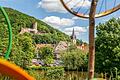 Blick auf Gemünden und die Scherenburg: Rund um Gemünden und Karlstadt gibt es viele Möglichkeiten für Familienausflüge, für die man kein Geld ausgeben muss.