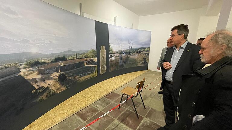 Martin Nadler (rechts) erzählte den Gästen Wissenswertes zum Statuenmenhir und zur Kreisgrabenanlage.