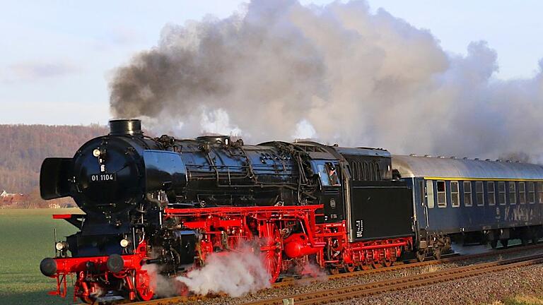 Mit der 177 Tonnen schweren Schnellzug-Dampflok 012 104-6 aus dem Baujahr 1940 geht es am 1. Juni von Gemünden aus ins Mittelrheintal. Mit der 177 Tonnen schweren Schnellzug-Dampflok 012 104-6 aus dem Baujahr 1940 geht es am 1. Juni von Gemünden aus ins Mittelrheintal.