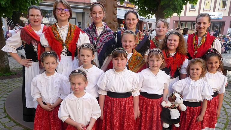 Die Kinder- und Jugendgruppe mit Trainerin. Die Kinder- und Jugendgruppe mit Trainerin.