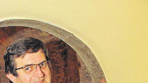Bezeichnend: Ratskeller-Wirt Kurt Schubert deutet auf den einzigen Hinweis, dass sich im Raum hinter ihm wohl einst ein Gefängnis befand &ndash; das Hexenloch.  THISSEN