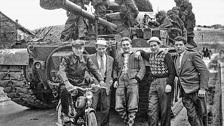 Ein amerikanischer Panzer diente einer Gruppe von fünf jungen Männern auf der Würzburger Straße (B 8) in Marktheidenfeld als Foto-Hintergrund.