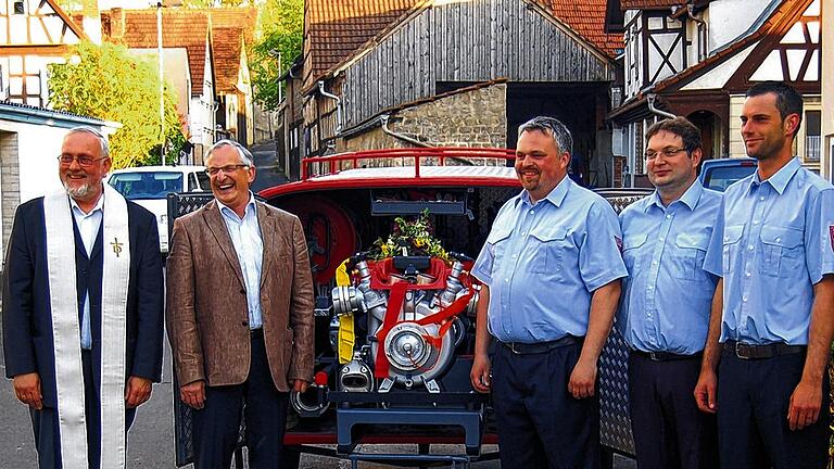 Freuten sich über die neue Pumpe (von links) Diakon Hager, 2. Bürgermeister Karl-Heinz Eppelein, Kreisbrandmeister Martin Volpert, Kommandant Holger Helas sein Stellvertreter Klaus Schwappacher. Freuten sich über die neue Pumpe (von links) Diakon Hager, 2. Bürgermeister Karl-Heinz Eppelein, Kreisbrandmeister Martin Volpert, Kommandant Holger Helas sein Stellvertreter Klaus Schwappacher.