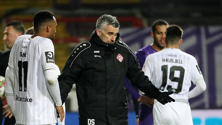 Was soll man sagen? Saliou Sané und Trainer Danny Schwarz (beide FC Würzburger Kickers) nach dem 0:2 beim VfL Osnabrück Was soll man sagen? Saliou Sané und Trainer Danny Schwarz (beide FC Würzburger Kickers) nach dem 0:2 beim VfL Osnabrück