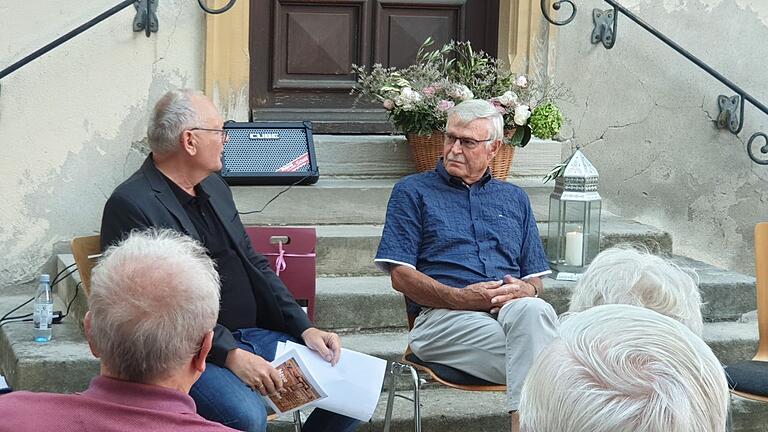 Alt-Bürgermeister Hartmut Bräuer berichtete im Gespräch mit Norbert Vollmann (links) von seiner abenteuerlichen deutsch-deutschen Flucht im Jahr 1955. Alt-Bürgermeister Hartmut Bräuer berichtete im Gespräch mit Norbert Vollmann (links) von seiner abenteuerlichen deutsch-deutschen Flucht im Jahr 1955.